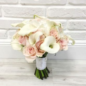 Букет невесты из калл и белых роз «Признание»