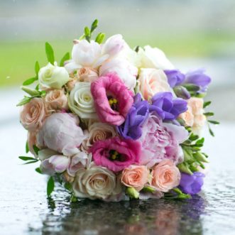 Букет невесты из кустовых роз и фрезий «В объятиях»