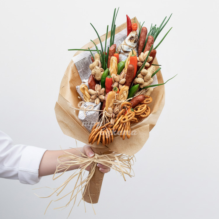 Букет с рыбой, колбасой и сыром