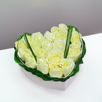Композиция сердце из белых роз