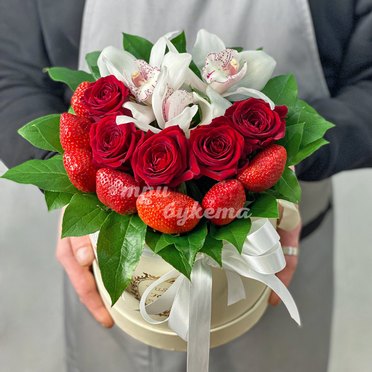 Орхидеи, розы и клубника в коробке