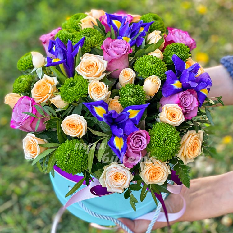 Розы и хризантемы в коробке (вид сверху)