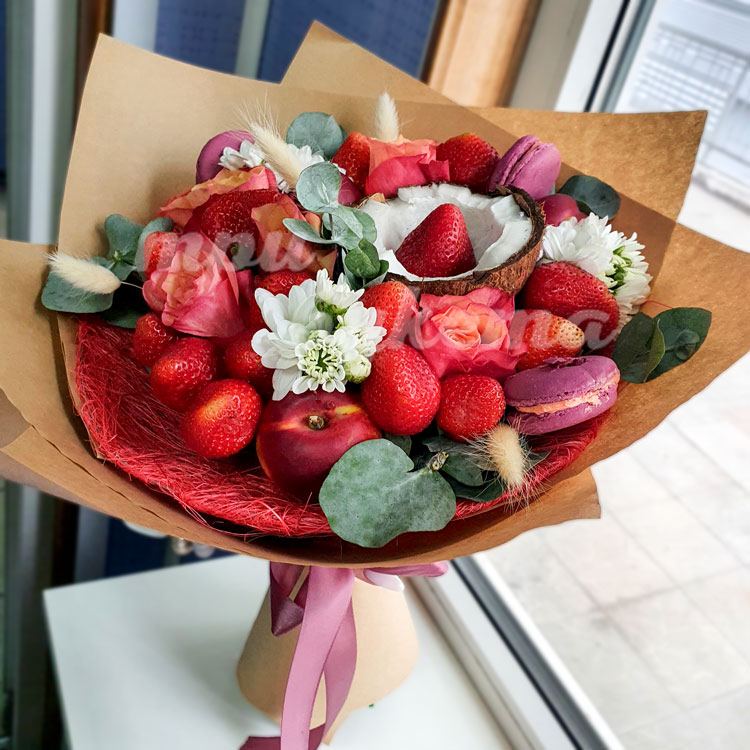 Букет с макарунами и клубникой