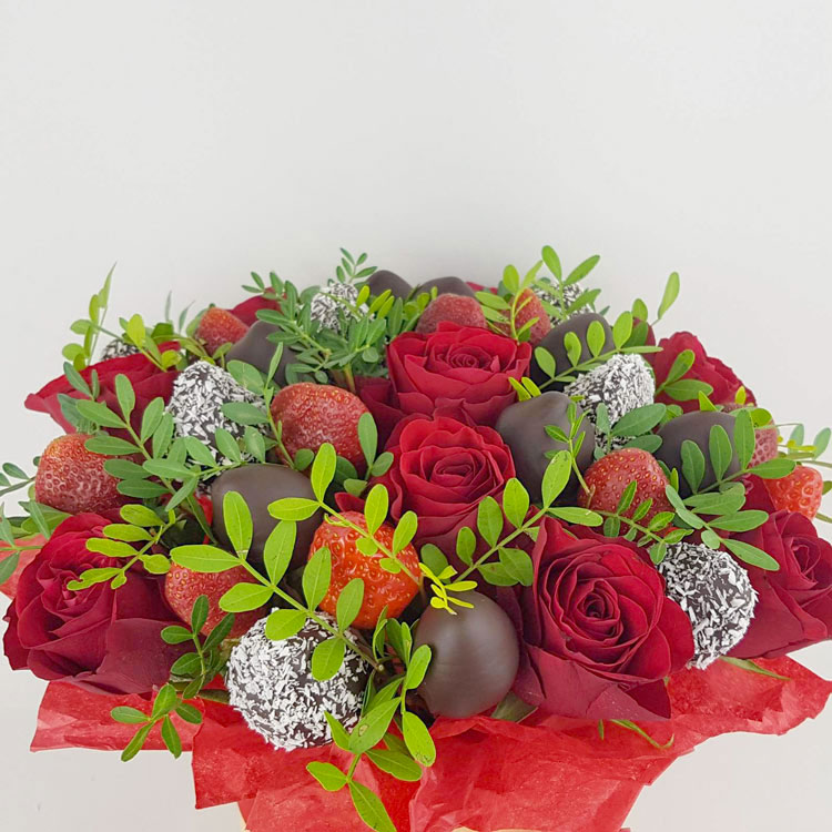 Клубника и цветы в шляпной коробке (вид вблизи)