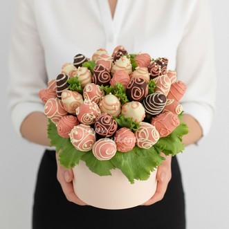 Композиция из 40 ягод клубники