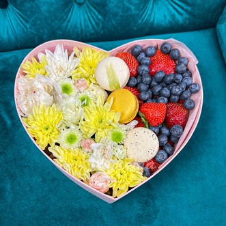 Композиция из клубники и хризантем