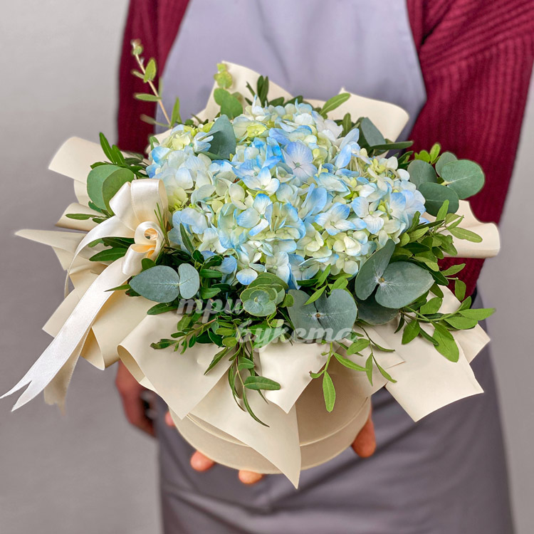 Синяя гортензия в шляпной коробке (крупный план)