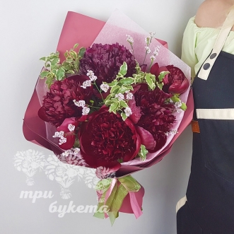 Букет из 5 бордовых пионов