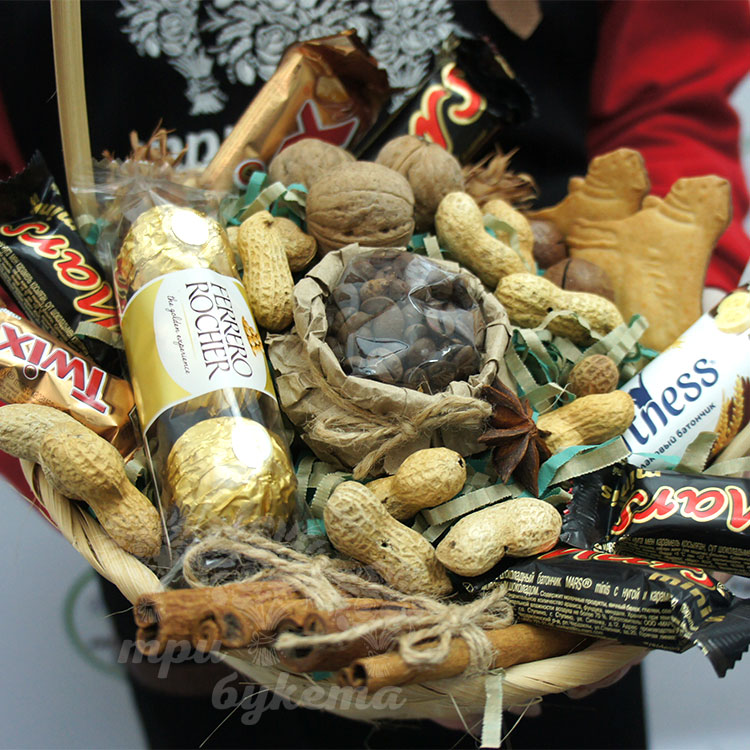 Корзина с кофе и сладостями (вид вблизи)