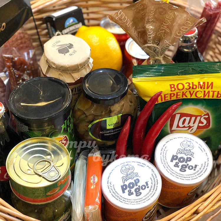 Корзина снэков для большой компании (крупный план)