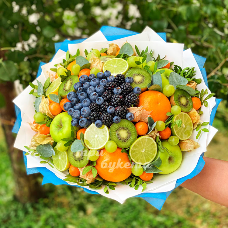 Букет "Фруктовый антивирус" (на фоне зелени)