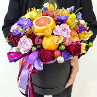 Фрукты и розы в шляпной коробке