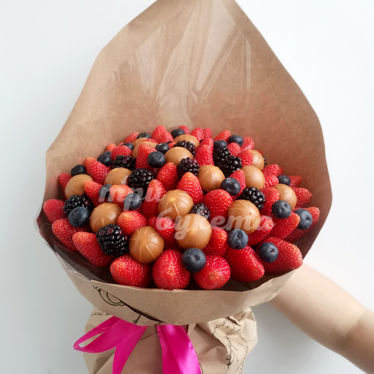 Букет из ягод и конфет Toffifee