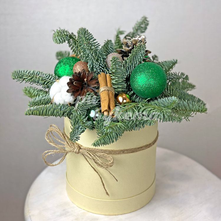 Зеленые шарики и хлопок в коробке