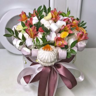 Альстромерии и зефир в коробочке