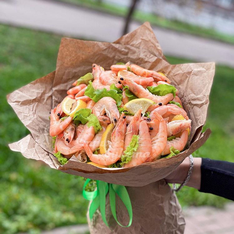 Букет из креветок, лимона и салата (на фоне травы)