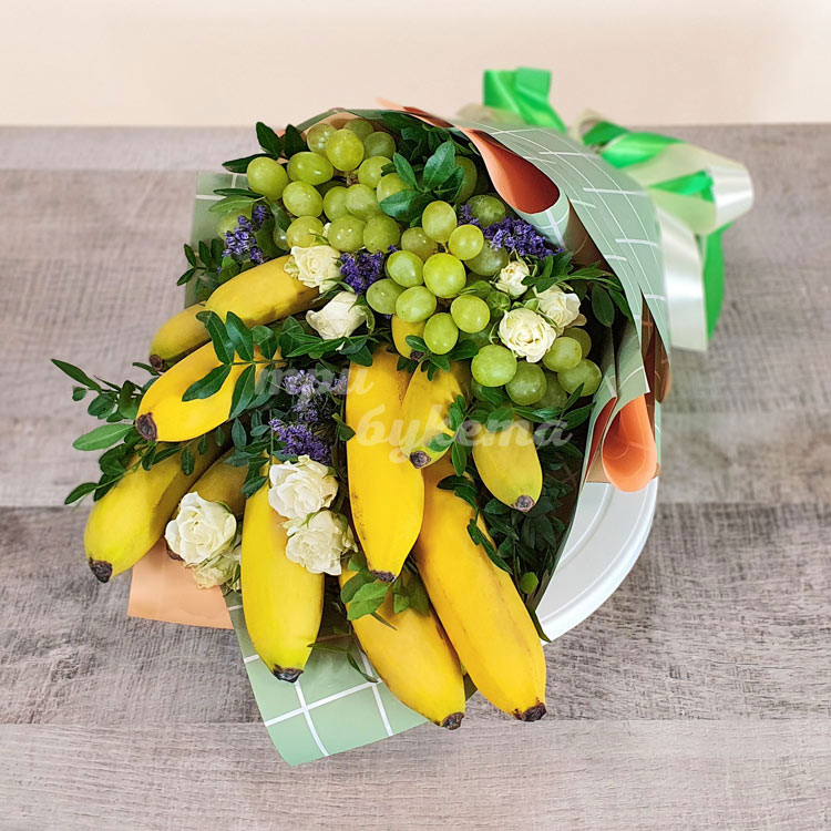 Букет из бананов, винограда и роз (крупный план)