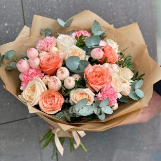 Букет пионовидных роз с эвкалиптом