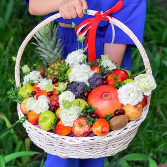Корзина с белыми эустомами и фруктами