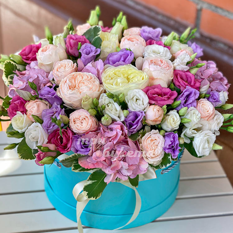 Большая коробка с разноцветными цветами (крупный план)