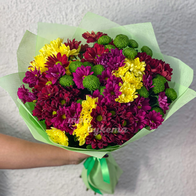 Букет из 9 разноцветных хризантем (на фоне стены)