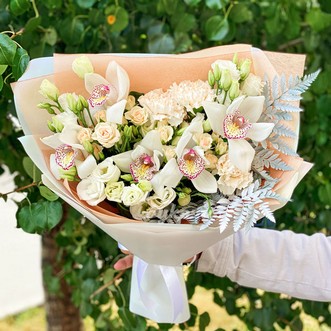 Букет из эустом и орхидей Букет из эустом и орхидей