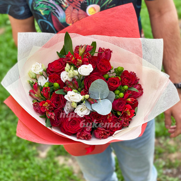 Букет из красных роз и альстромерий (крупный план)