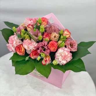 Маленький ящик эустом и гвоздик