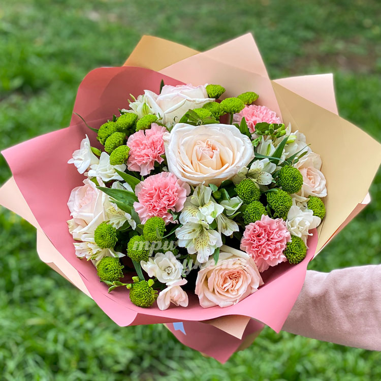 Розовые гвоздики и белые розы (крупный план)