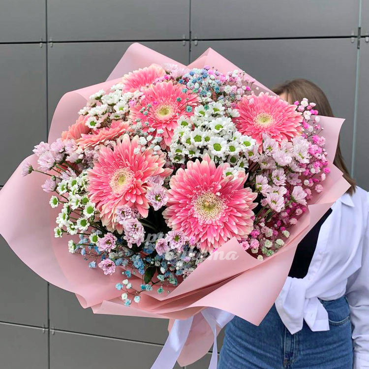 Букет гербер, хризантем и гипсофилы (крупный план)