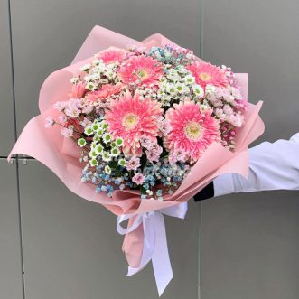 Букет гербер, хризантем и гипсофилы