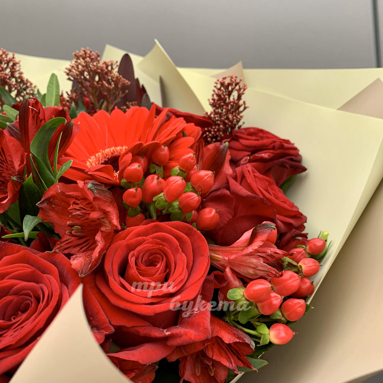 Букет из красных гербер, роз и скимии (крупный план 2)