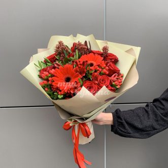 Букет из красных гербер, роз и скимии