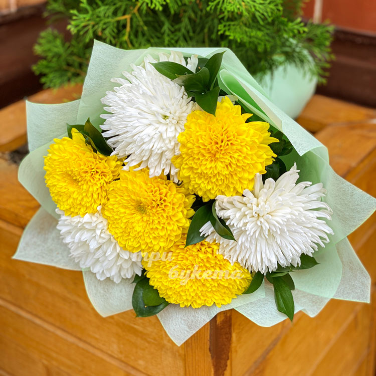 Букет из 15 белых и желтых хризантем (на клумбе)