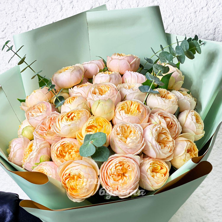 Букет из 35 персиковых пионовидных роз (крупный план)