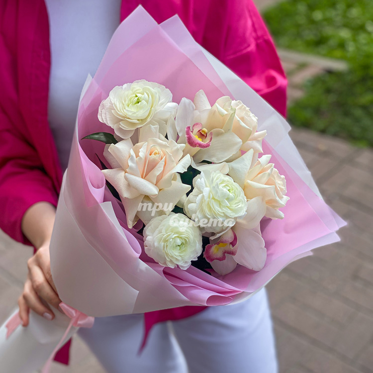 Белые ранункулюсы и орхидеи с розами (в руках флориста)