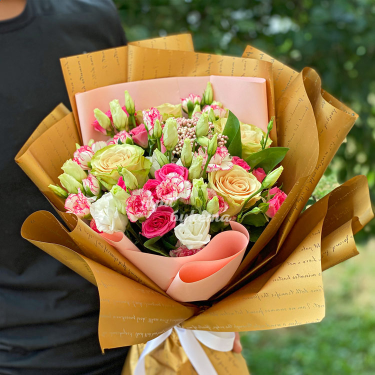 Букет розовых кустовых гвоздик и роз (крупный план)