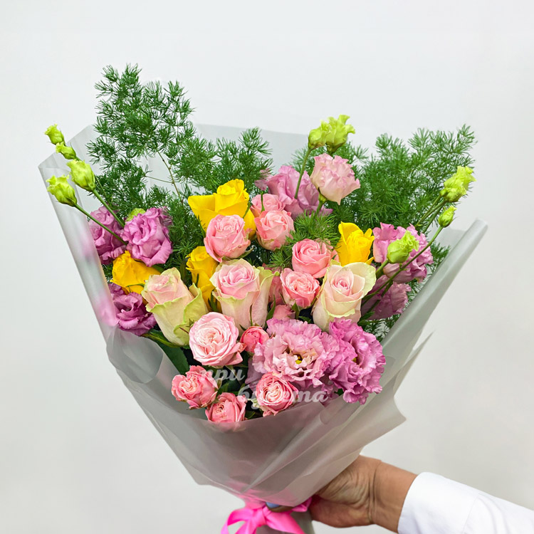 Букет розовых роз и эустом с зеленью (крупный план)