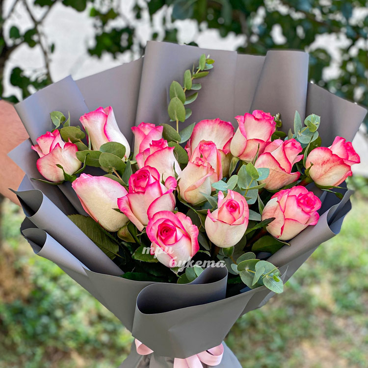 Букет из 15 розовых роз с эвкалиптом (крупный план)