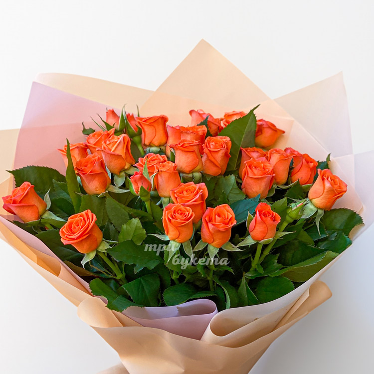 Букет из 7 оранжевых кустовых роз (крупный план)