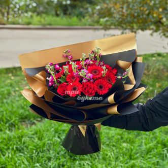 Букет красных гербер и розовых маттиол