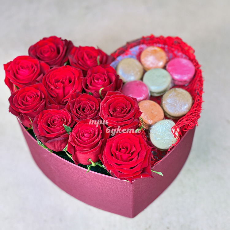 Сердце с красными розами и макарунами (на белом столе)