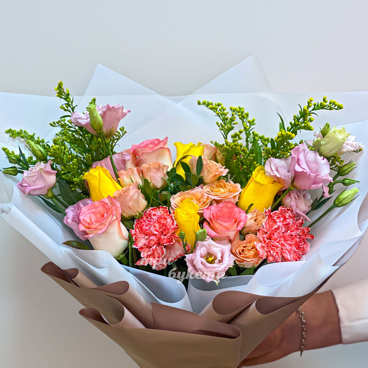 Яркие эустомы, гвоздики и розы в букете (крупный план)