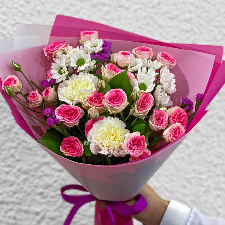 Розовый букет кустовых роз и хризантем (крупный план)