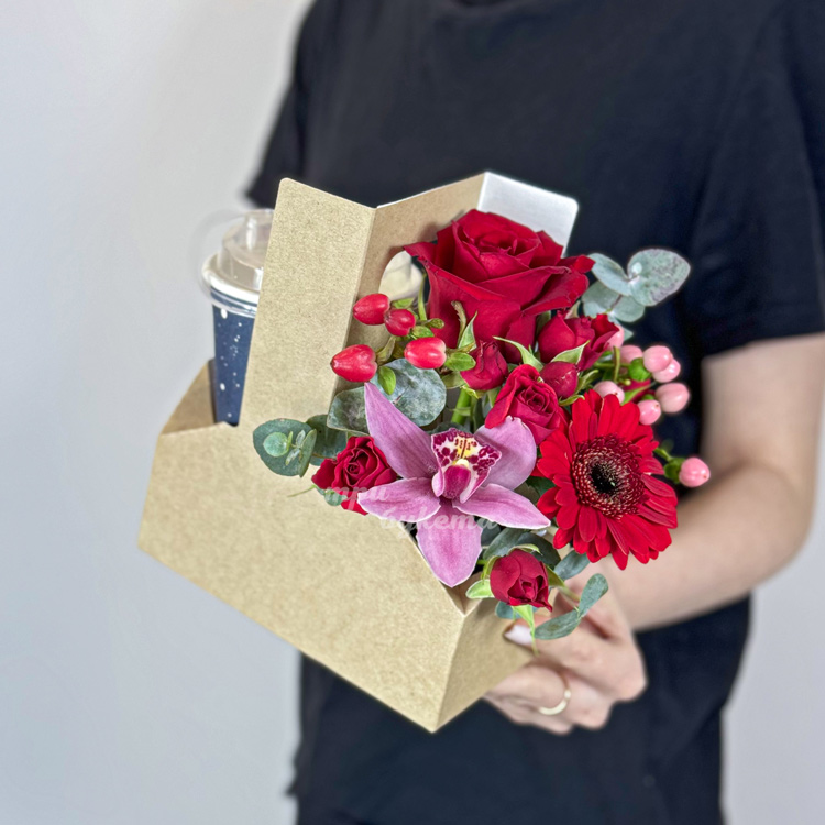 Коробочка с кофе, розами и орхидеей (ракурс на цветы)