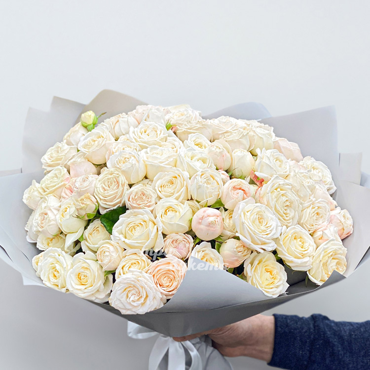 Букет из 45 кремовых кустовых роз (крупный план)