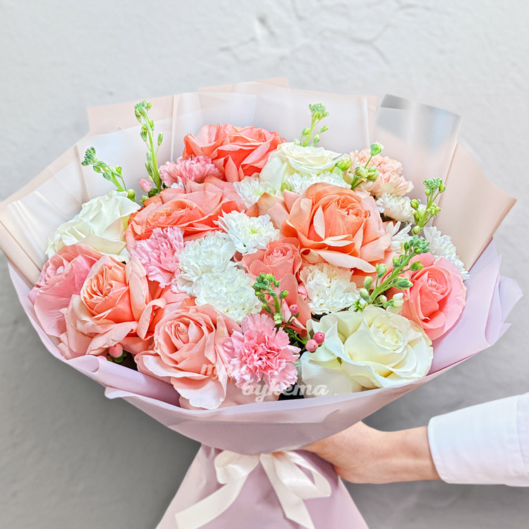 Букет нежных роз, гвоздик и маттиол (крупный план)