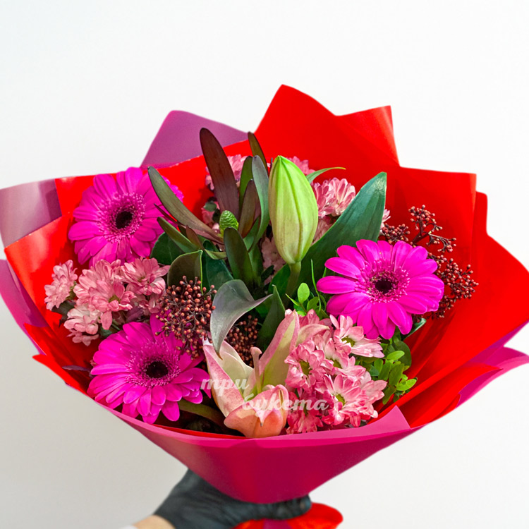 Розовый букет гербер, хризантем и лилий (крупный план)