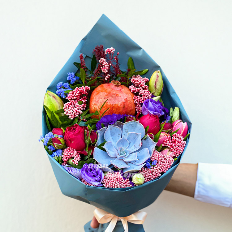 Букет с гранатом, суккулентом и зеленью (крупный план)