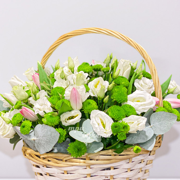 Корзина белых эустом и зеленых хризантем (крупный план)